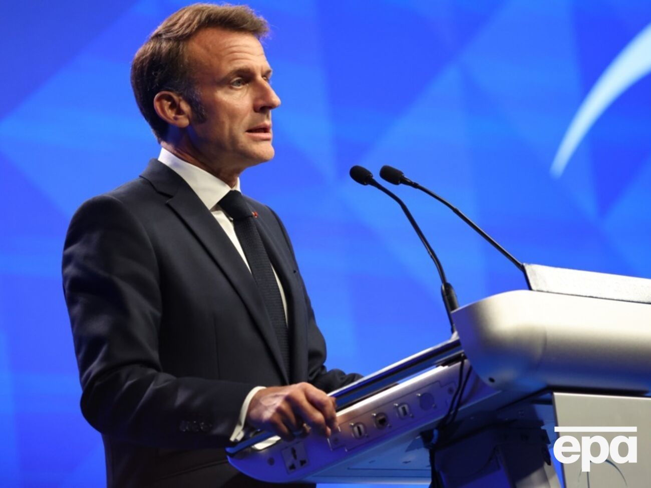 По мнению Макрона, Трамп осознал, что Путин соврал, когда заявил о готовности к миру