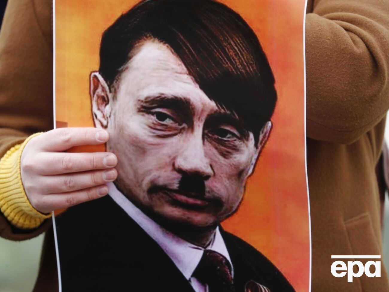 У Росії під заборону потрапили відредаговані світлини, на яких Путіну домалювали вуса й зачіску, як у Гітлера