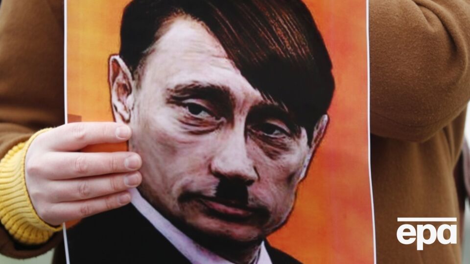 В России под запрет попали отредактированные фотографии, на которых Путину дорисовали усы и прическу, как у Гитлера