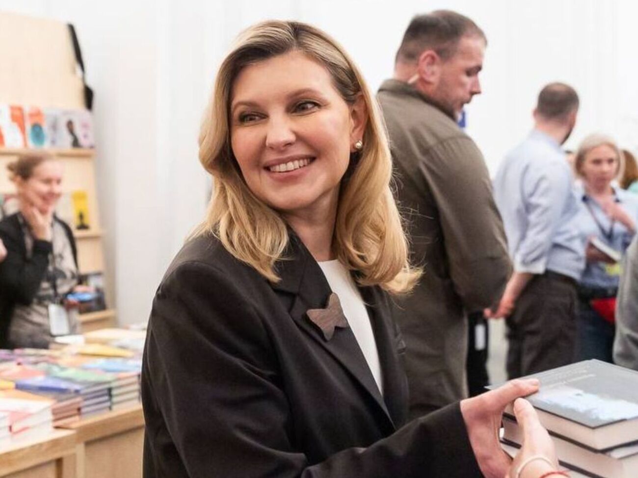 Зеленська віддає перевагу безбарвному покриттю на коротких нігтях