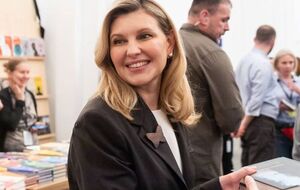 Зеленська віддає перевагу безбарвному покриттю на коротких нігтях