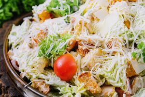 Для салата вам понадобится 300 г молодой капусты