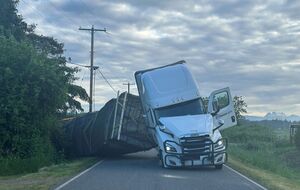 Грузовик перевозил более 31 тонны ульев с медоносными пчелами