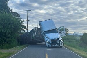 Грузовик перевозил более 31 тонны ульев с медоносными пчелами