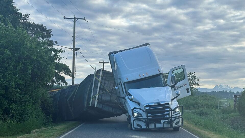 Вантажівка перевозила понад 31 тонну вуликів із медоносними бджолами