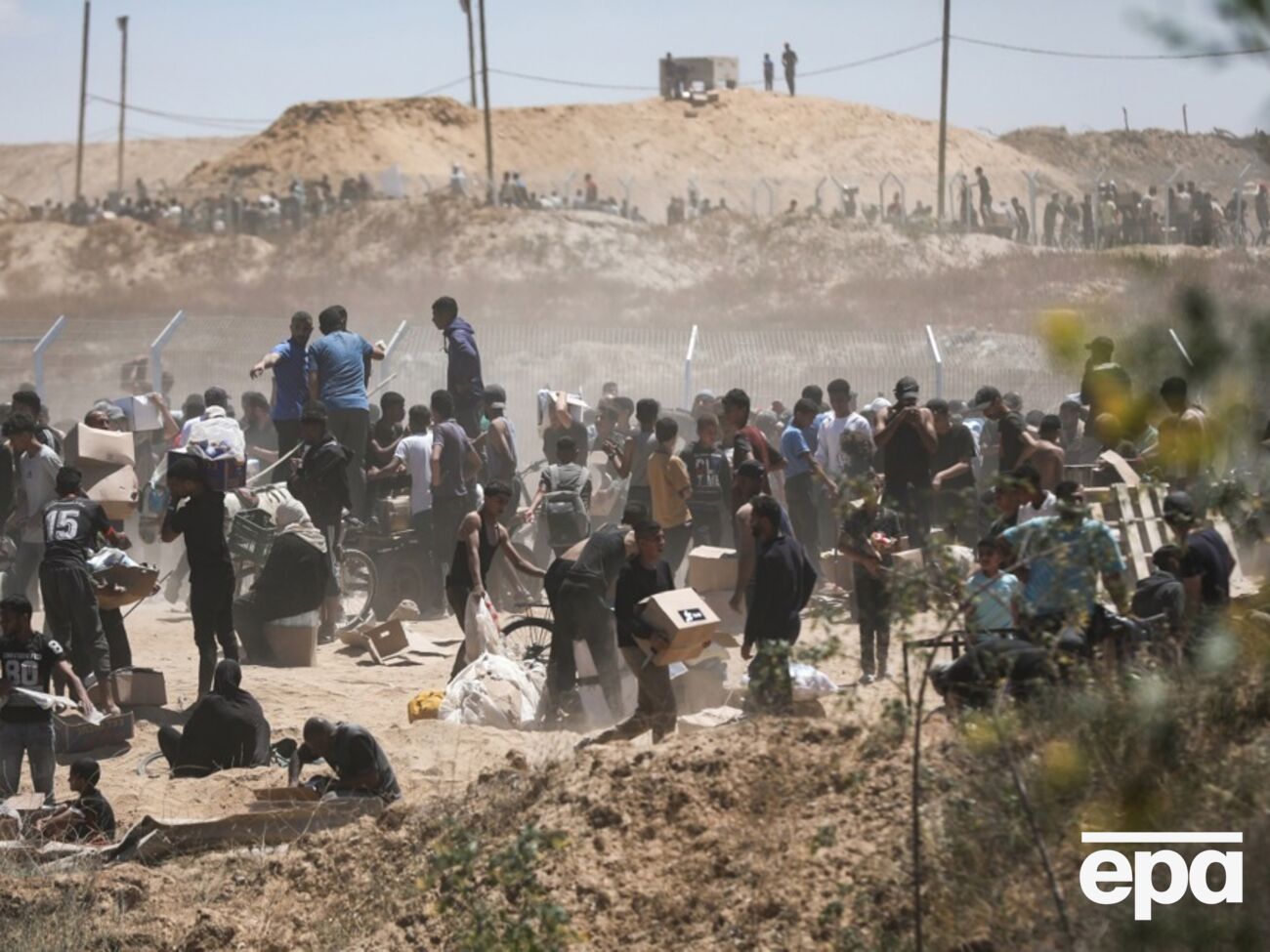 Жителі сектору Гази зупиняли вантажівки з гуманітарною допомогою й забирали вантаж