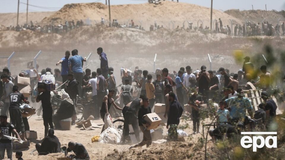 Жители сектора Газа останавливали грузовики с гуманитарной помощью и забирали груз