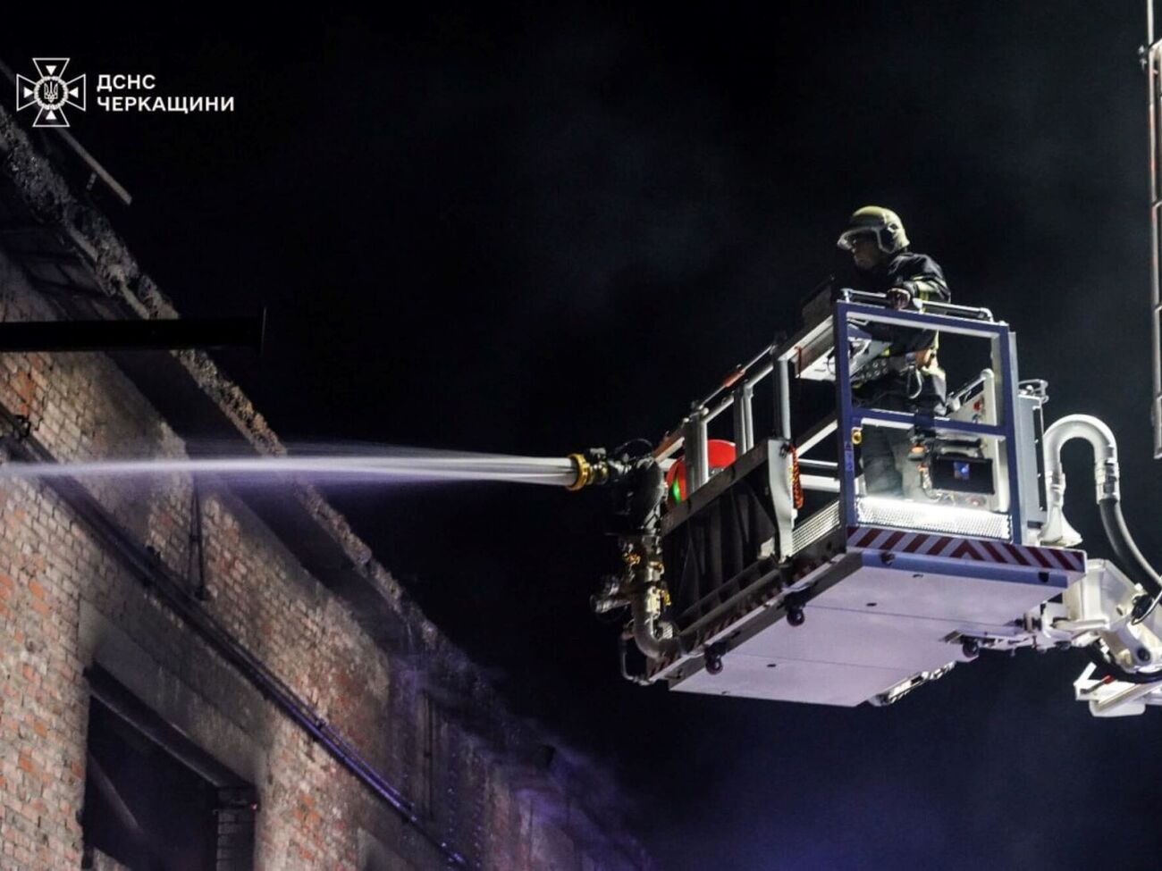 В целом спасатели зафиксировали пять пожаров в разных локациях