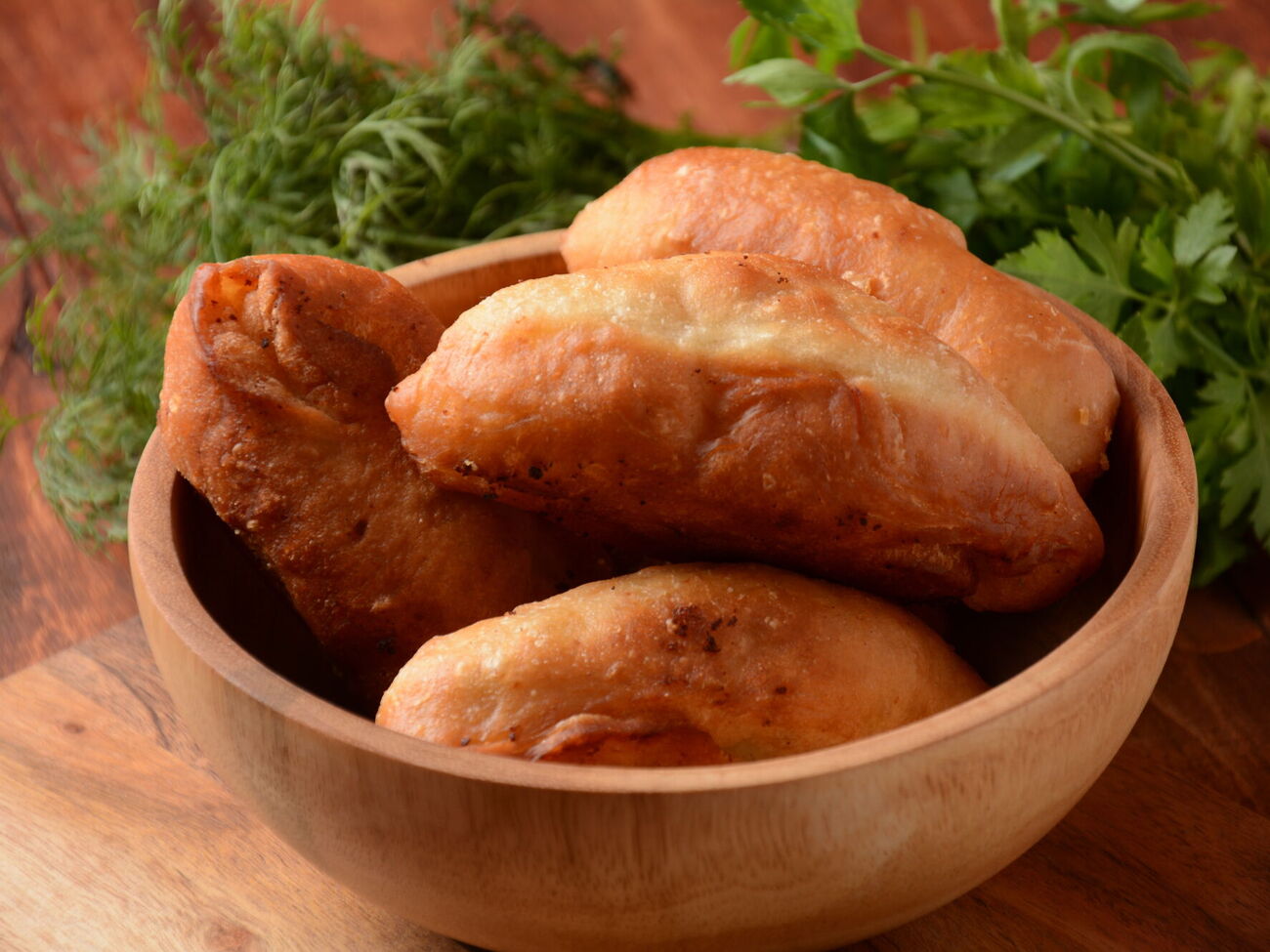 Для теста вам понадобятся мука, молоко, сахар, соль, растительное масло и дрожжи