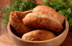 Для тіста вам знадобляться борошно, молоко, цукор, сіль, олія і дріжджі