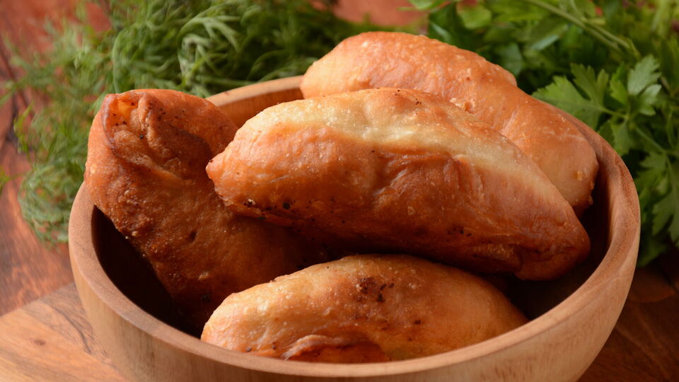 Для теста вам понадобятся мука, молоко, сахар, соль, растительное масло и дрожжи