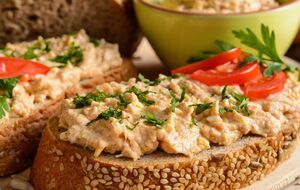 Для намазки вам понадобится 185 г консервированного тунца