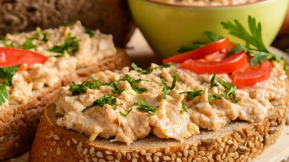 Для намазки вам понадобится 185 г консервированного тунца