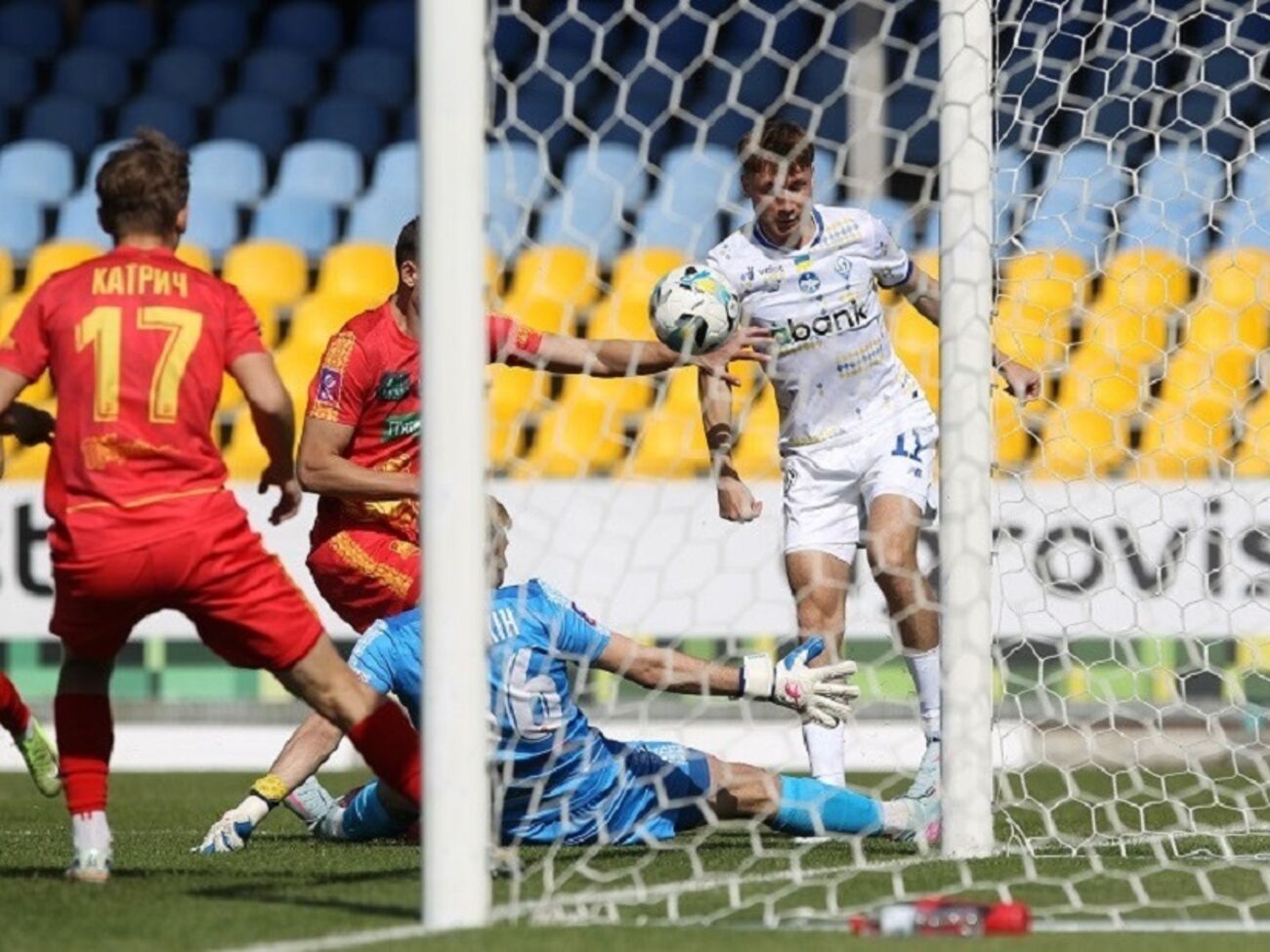 Лучшие шансы на победу в УПЛ – у "Динамо" (игроки в белой форме)