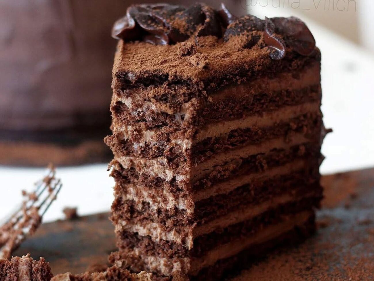 Оставьте торт в холодильнике на ночь для стабилизации