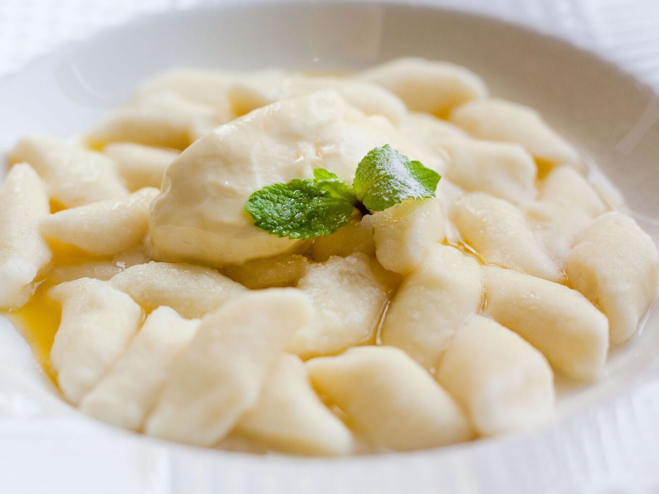 Ленивые вареники можно украсить мятой