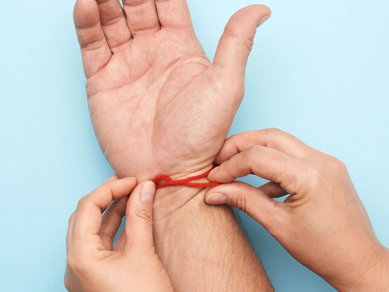 Считается, что нить должен завязать близкий человек