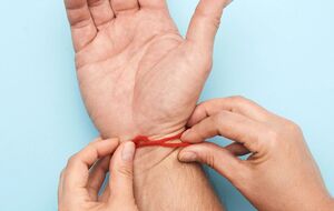 Считается, что нить должен завязать близкий человек