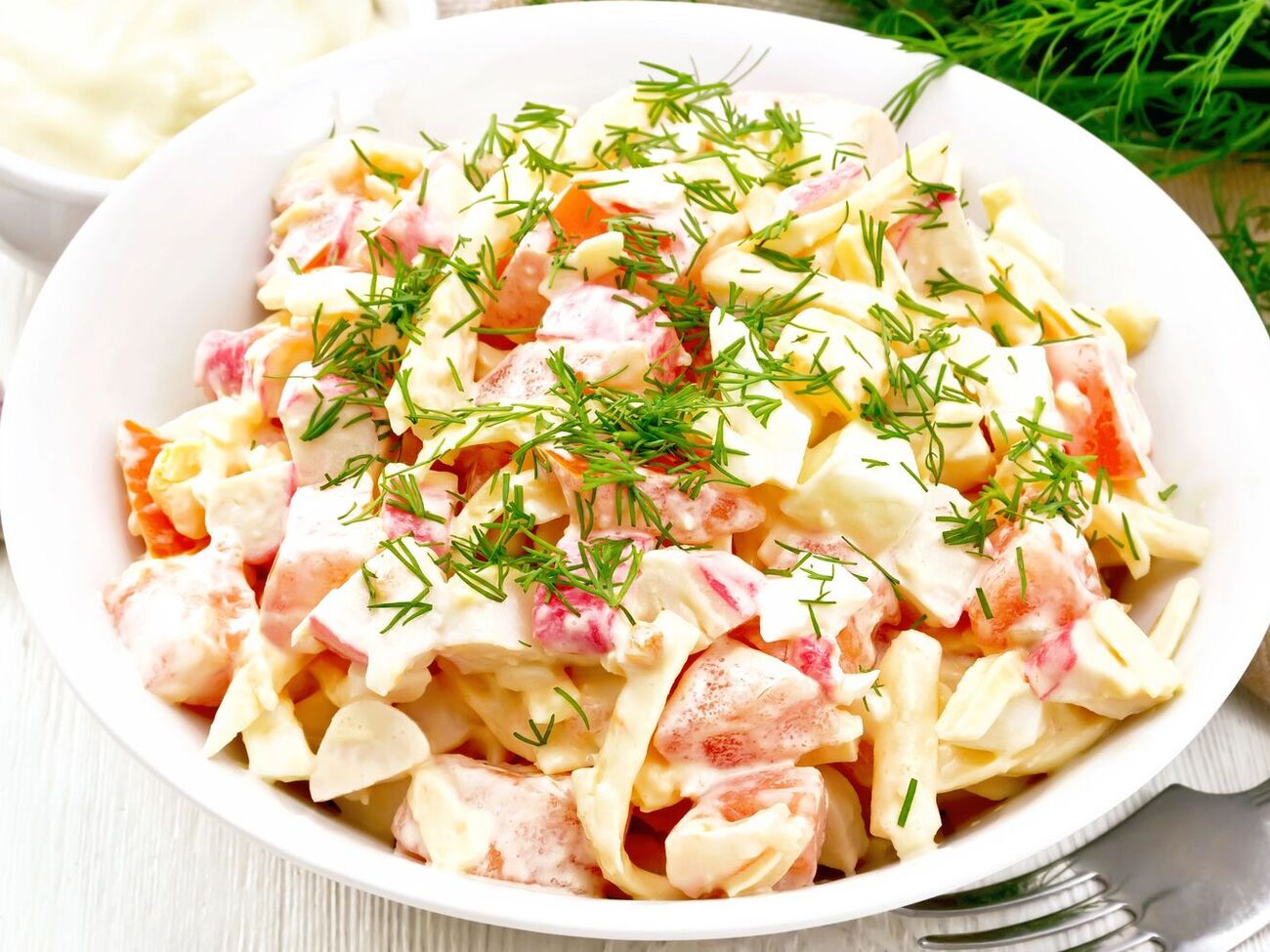 Для салата вам понадобится 12 крабовых палочек