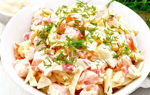 Для салата вам понадобится 12 крабовых палочек