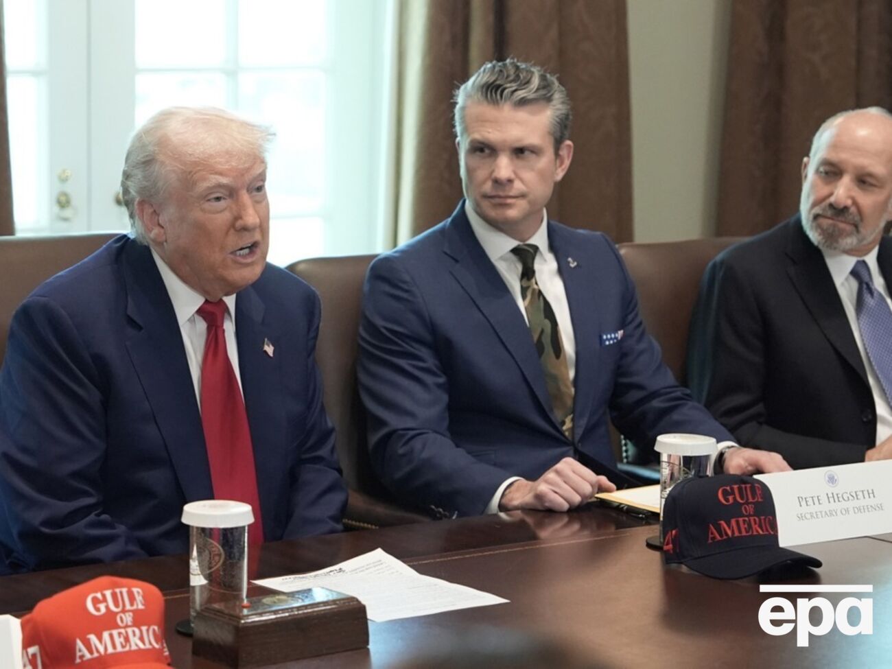 Агентство пишет, что Трамп (слева) не знал о приказе Хегсета (посередине), как и другие чиновники по национальной безопасности, участвовавшие во встрече