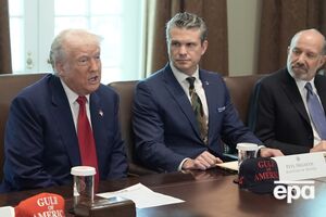 Агентство пишет, что Трамп (слева) не знал о приказе Хегсета (посередине), как и другие чиновники по национальной безопасности, участвовавшие во встрече