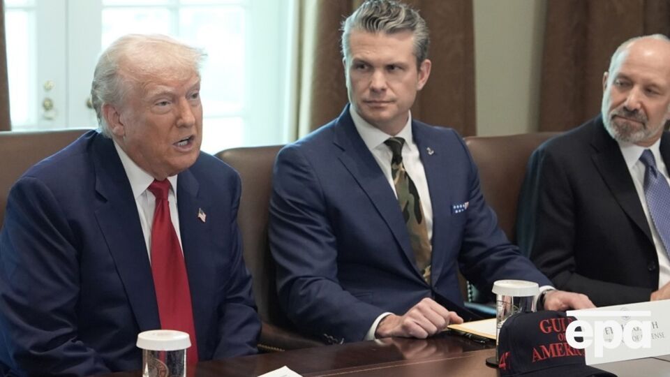 Агентство пишет, что Трамп (слева) не знал о приказе Хегсета (посередине), как и другие чиновники по национальной безопасности, участвовавшие во встрече