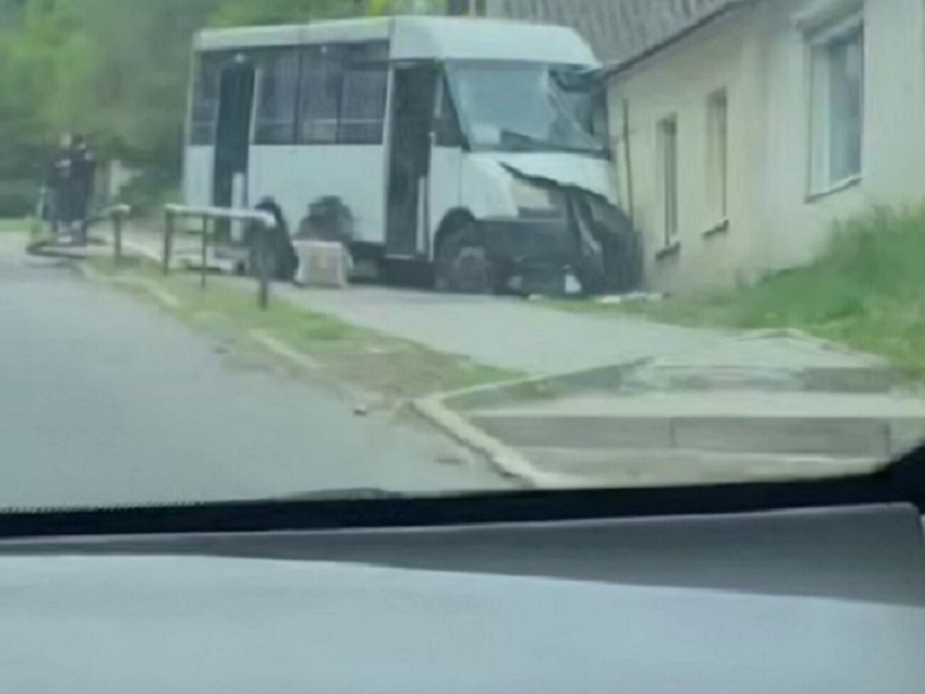 Забор не остановил машину