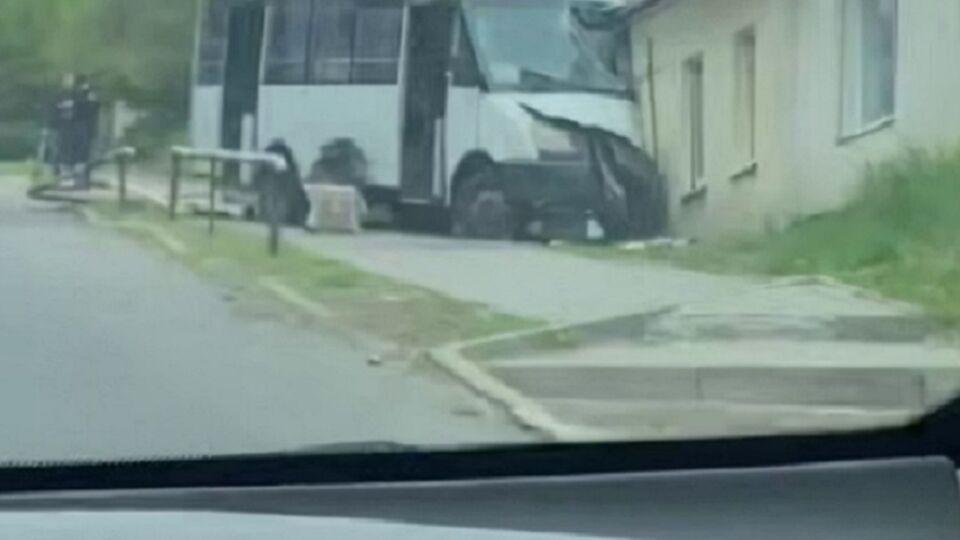 Забор не остановил машину