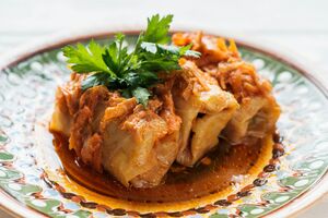 Голубцы подают с соусом