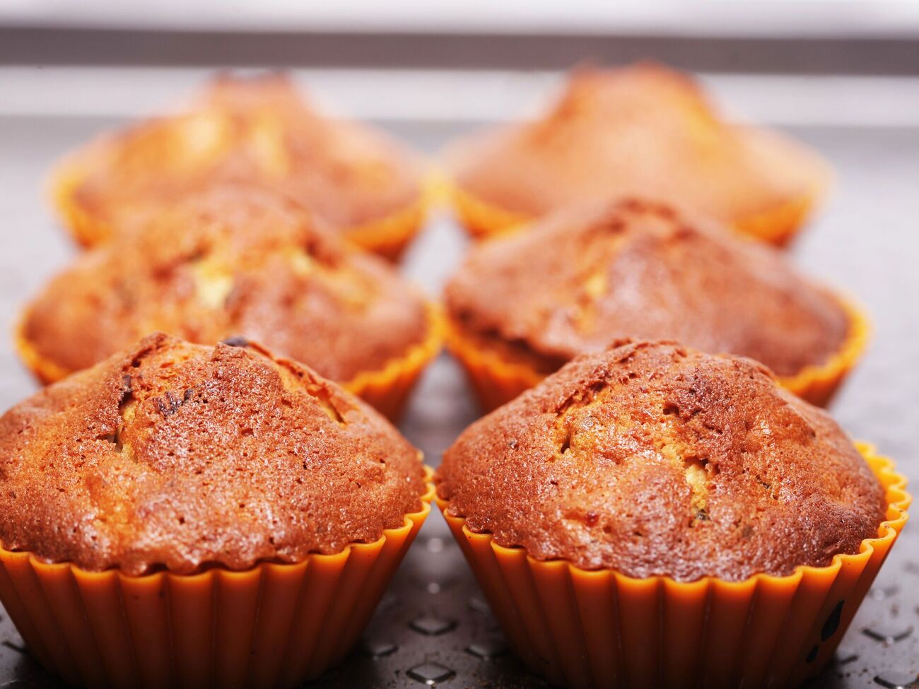 Выпекайте кексы в духовке, разогретой до 180 °С в течение 25 минут