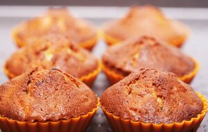 Выпекайте кексы в духовке, разогретой до 180 °С в течение 25 минут