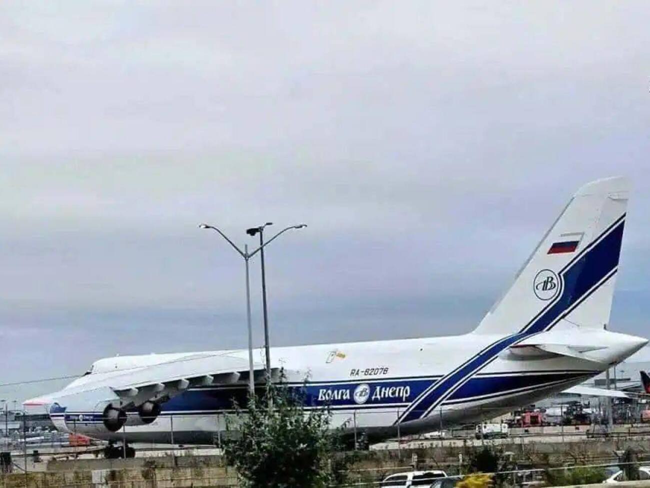 Ан-124 "Руслан" имеет длину в три четверти футбольного поля (примерно 69 метров)