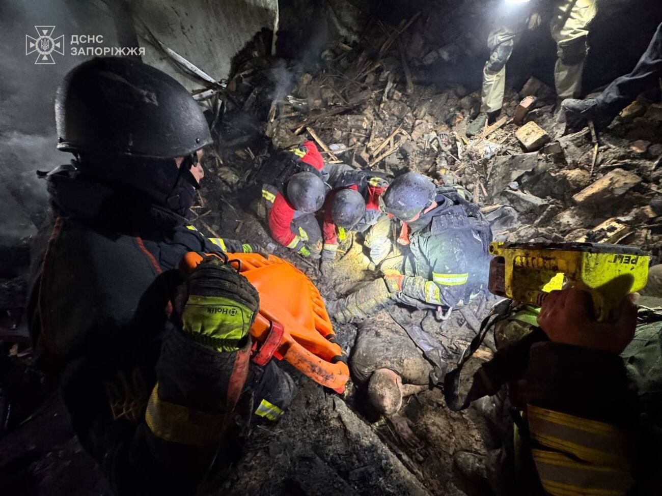 З-під завалів зруйнованого будинку врятували двох людей