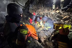 З-під завалів зруйнованого будинку врятували двох людей