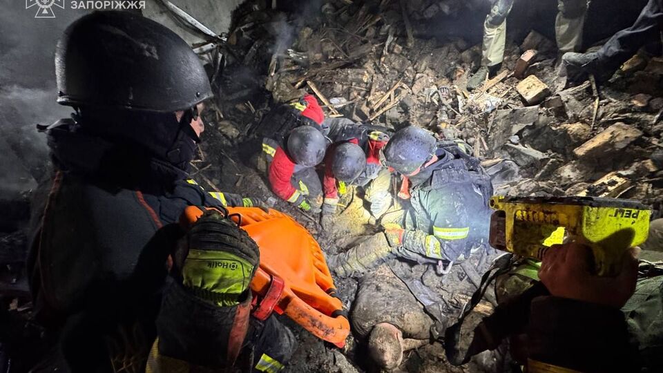 З-під завалів зруйнованого будинку врятували двох людей