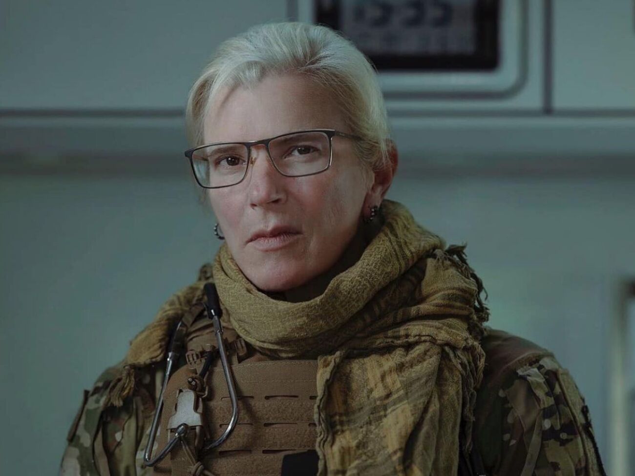 Наша броня – це люди. Де впав Shahed – уже працює кран, сапер, електрик і поряд жіночка – з термосом кави для них