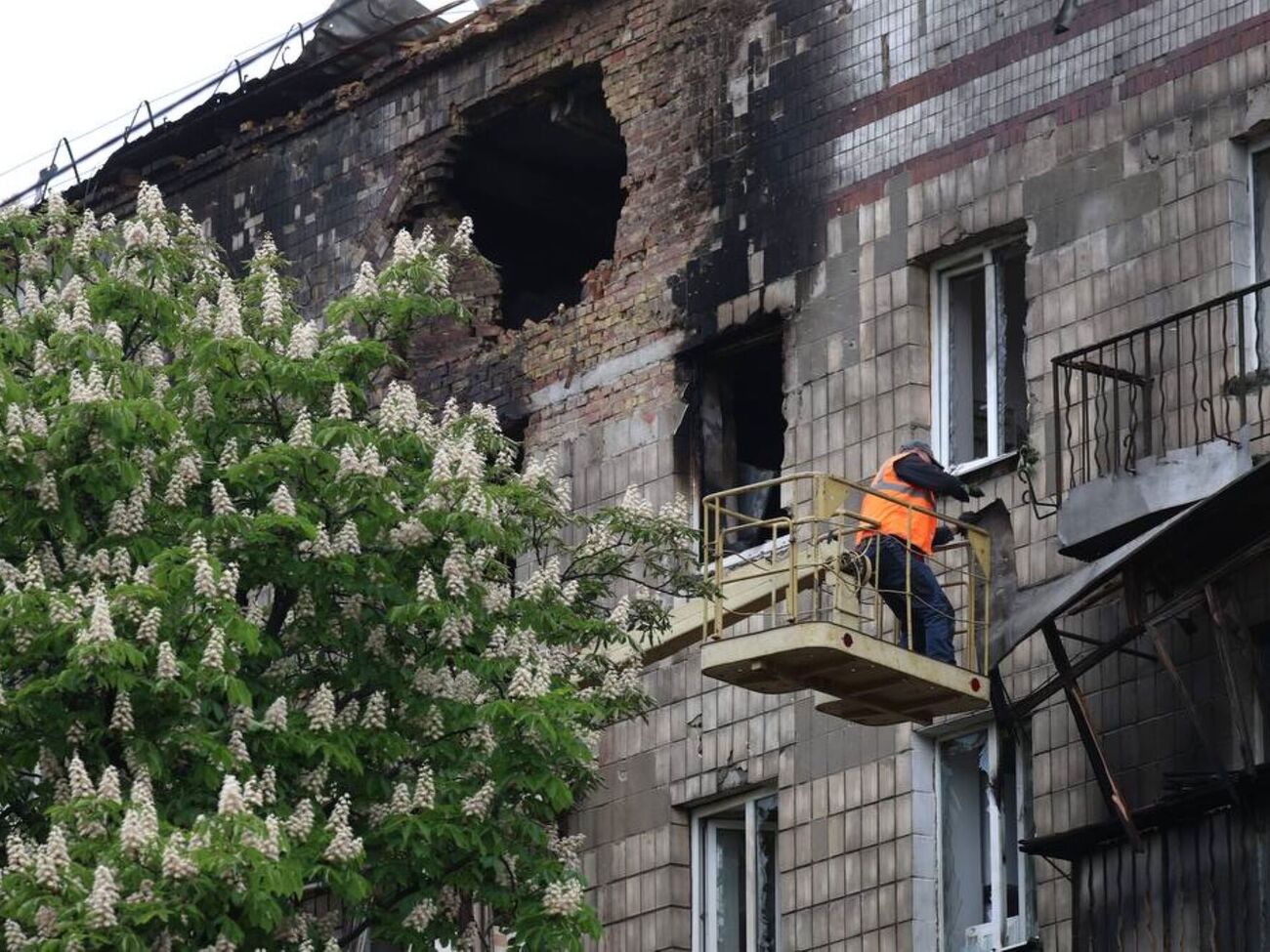 За словами Кличка, у будинку пошкоджено кілька квартир, одна з них сильно вигоріла