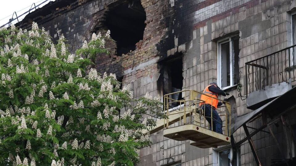 За словами Кличка, у будинку пошкоджено кілька квартир, одна з них сильно вигоріла