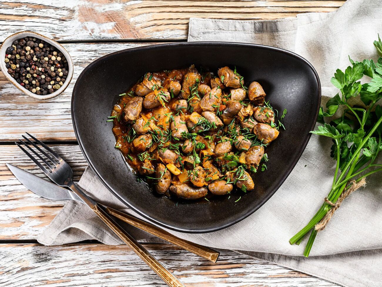 Готовые сердечки подают в глубокой миске