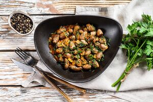 Готовые сердечки подают в глубокой миске