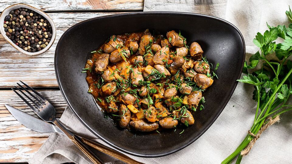 Готовые сердечки подают в глубокой миске