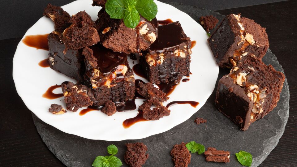 Брауни подают охлажденным