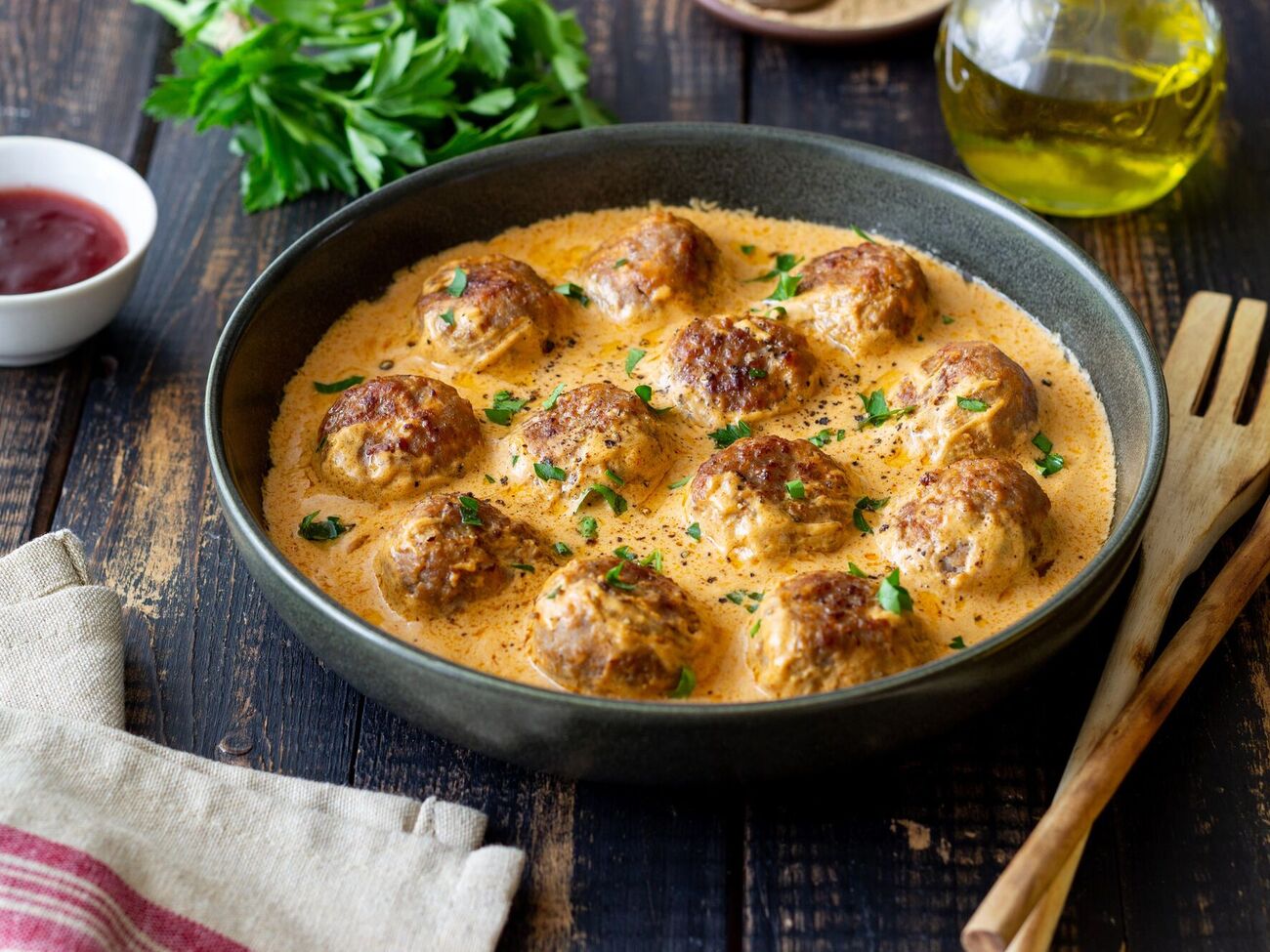 Тефтели с соусом получаются вкусными и нежными