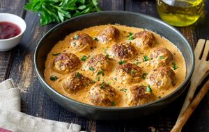 Тефтели с соусом получаются вкусными и нежными