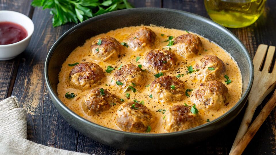 Тефтели с соусом получаются вкусными и нежными