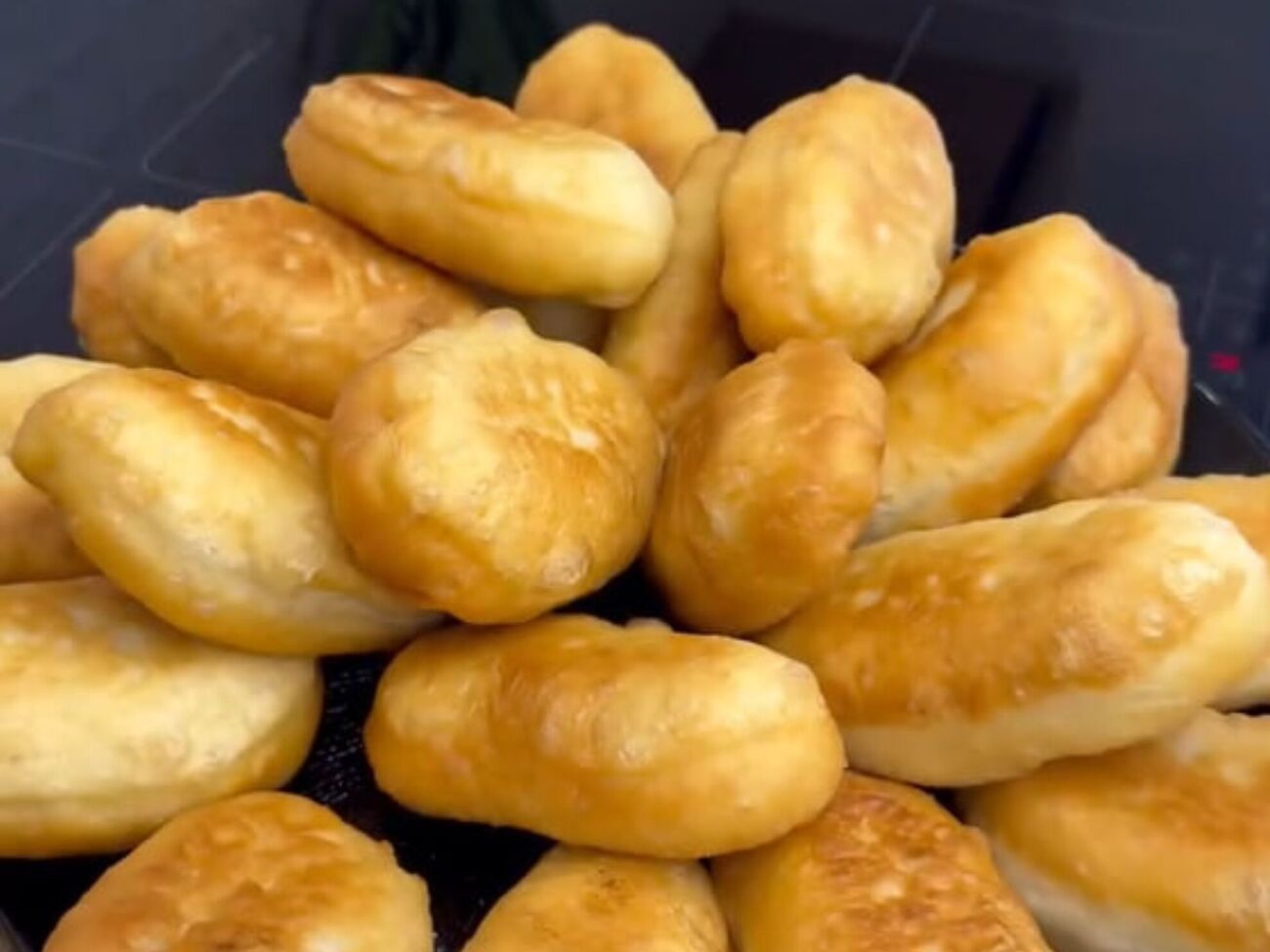 Обжарьте пирожки на среднем огне в большом количестве растительного масла