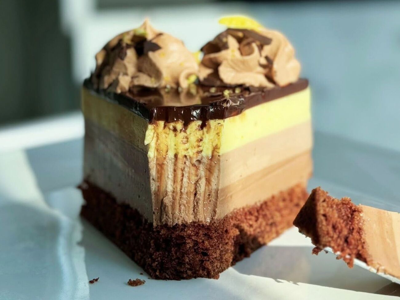 В холодном чизкейке сочетаются два вида шоколада и лимонный крем