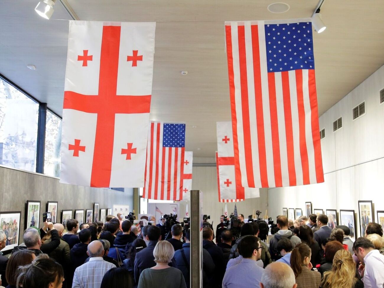 Сотрудникам посольства США рекомендовали избегать трех ТЦ