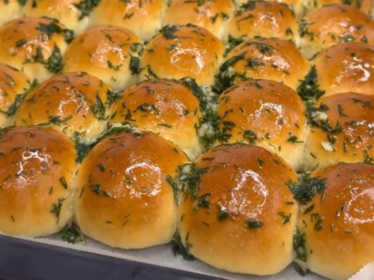 Выпекайте пампушки 25 минут в духовке, разогретой до 190 °С